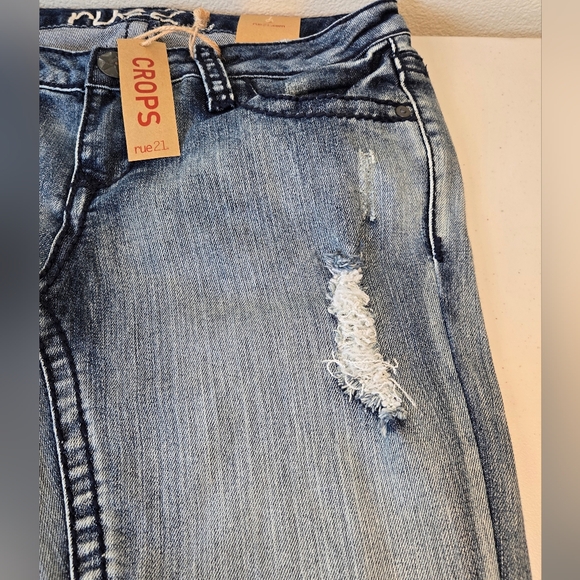 NWT Rue21 Cropped Distressed Jeans - Picture 8 of 13